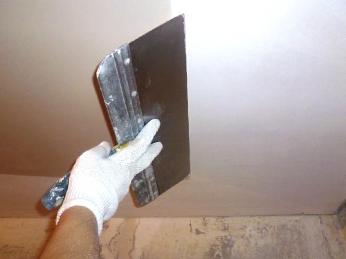 Как правильно шпаклевать потолок