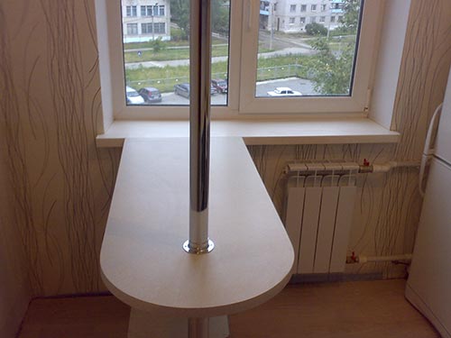 На фото барная стойка для кухни совмещенная с окном