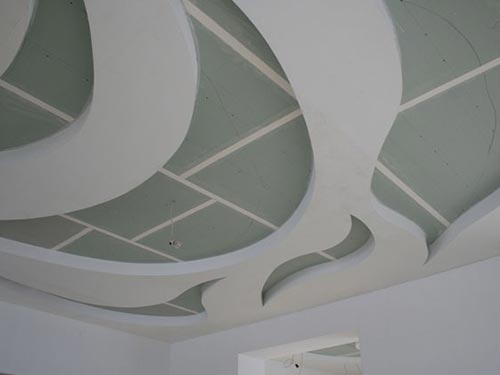 На фото показано как делается из гипсокартона потолок