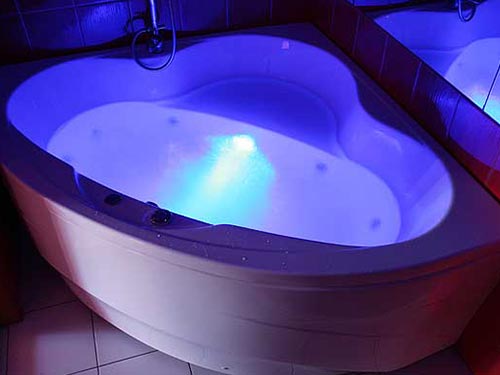 На фото гидромассажная ванна с подсветкой
