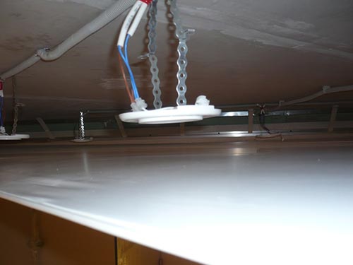 На фото расположение точечных светильников под натяжной потолок