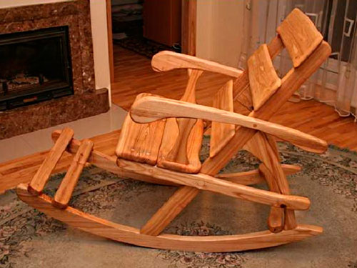 На фото кресло качалка из дерева