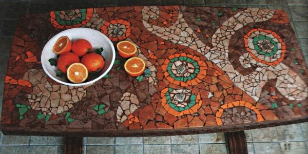 Мозаичный рисунок из кусочков кафельной плитки.