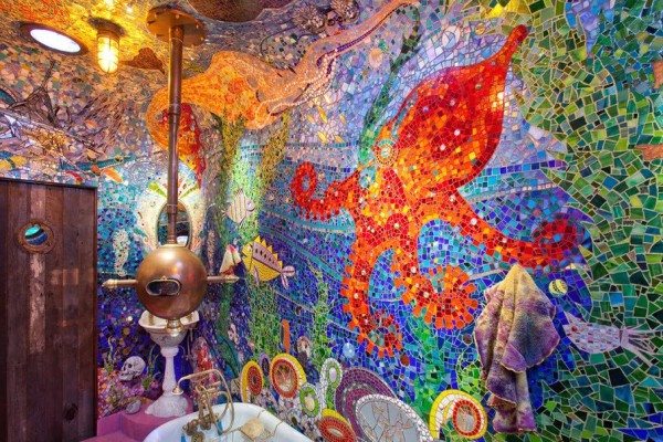 Удивительная атмосфера подводного мира в этой ванной комнате создаётся за счет облицовки стен мозаичной плиткой 