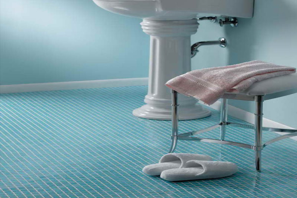 Однотонная мозаичная плитка на полу в ванной
