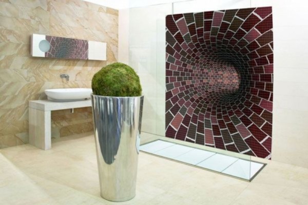 Абстрактное оформление стены в ванной мозаикой