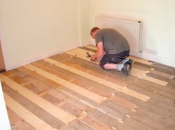 Как правильно уложить плитку на деревянный пол — возможные проблемы и особенности материалов