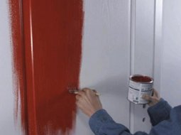 Как правильно покрасить деревянную дверь: выбор краски и правила нанесения