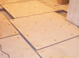 Укладка фанеры на бетонный пол: виды клеевых составов и принцип укладки