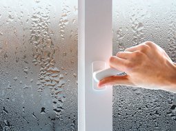 Почему потеют пластиковые окна: причины и устранение конденсата на окнах
