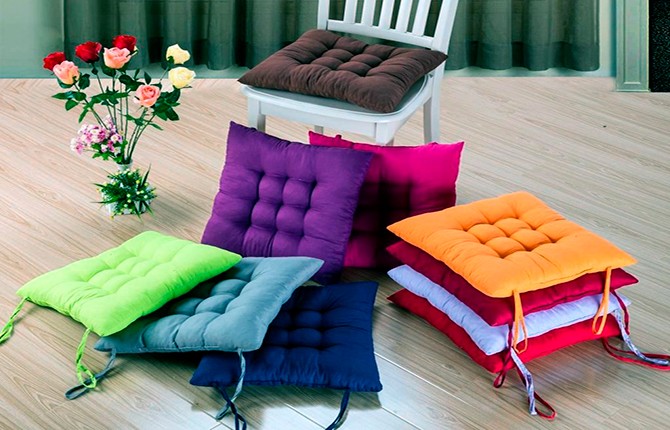 Подушки на стулья и чехлы на табурет — элементы, создающие комфорт